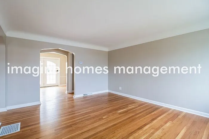 3 bed, 1.0 bath, 1274 sqft, $2,395 — Photo 3