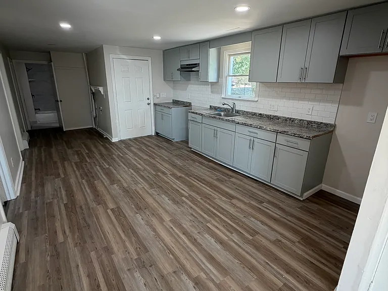 121 Oak St #1 — Photo 1