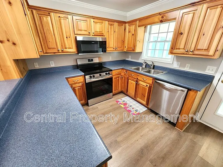 303 Rexford Dr — Photo 4