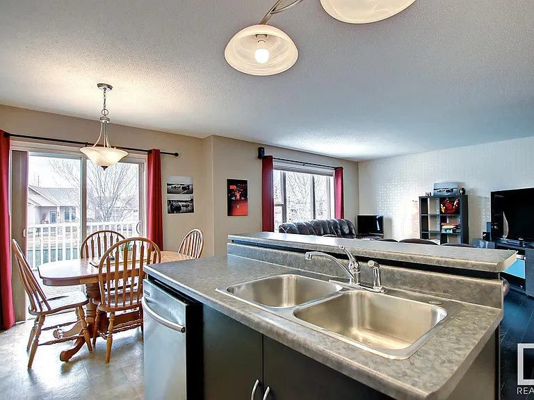 179 Chestermere Cres — Photo 4