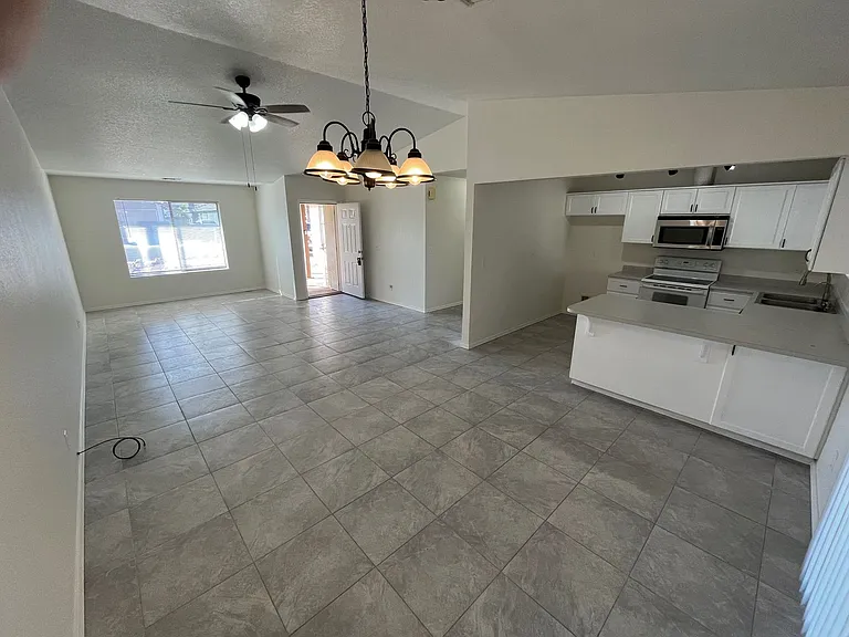 1621 Ash Ave — Photo 5