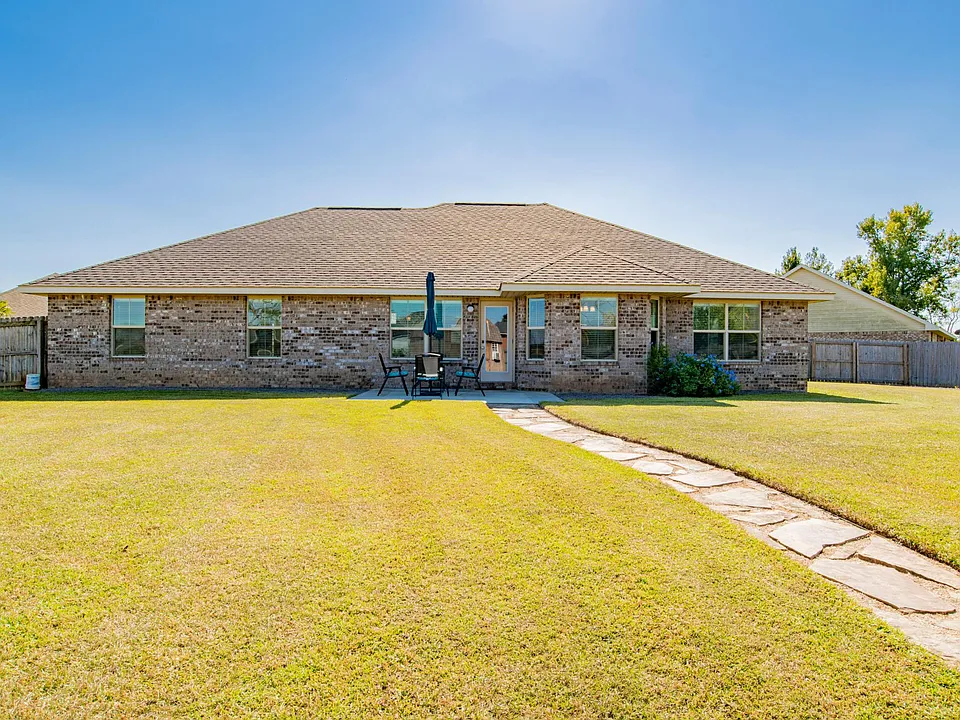 652 Fulton Loop