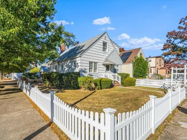 8158 251st St, Jamaica, NY 11426