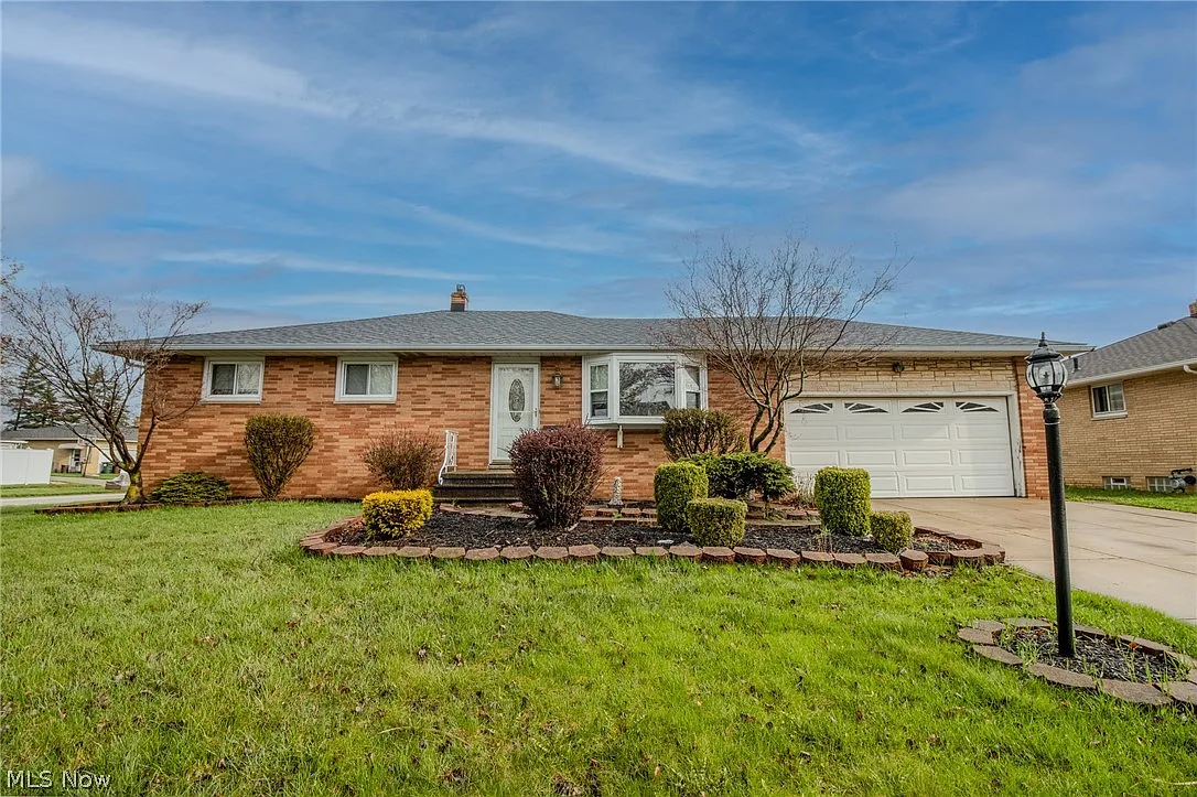 3216 King Richard Dr photo 1