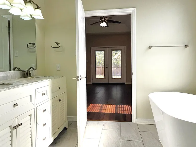 3829 Versailles Ct — Photo 11