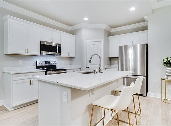 5th image of 408 Sparrowhawk St