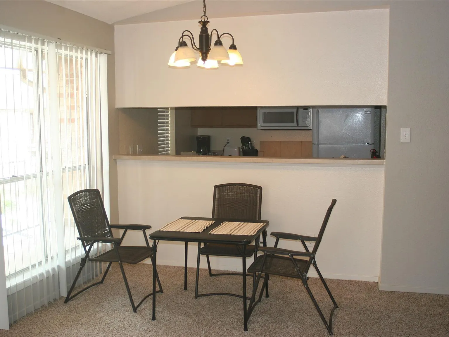 2 bed, 1.0 bath, 885 sqft, $1,025 — Photo 3