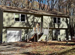 1128 Colt Ln, Pocono Summit, PA 18346