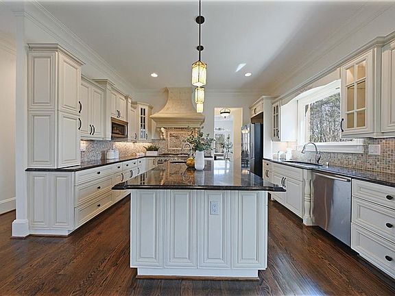 4th image of 7611 Regency Cir