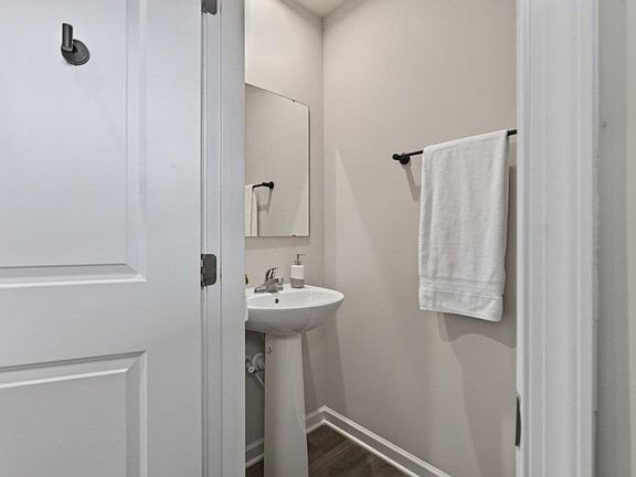 4th image of 753 Carson Cir