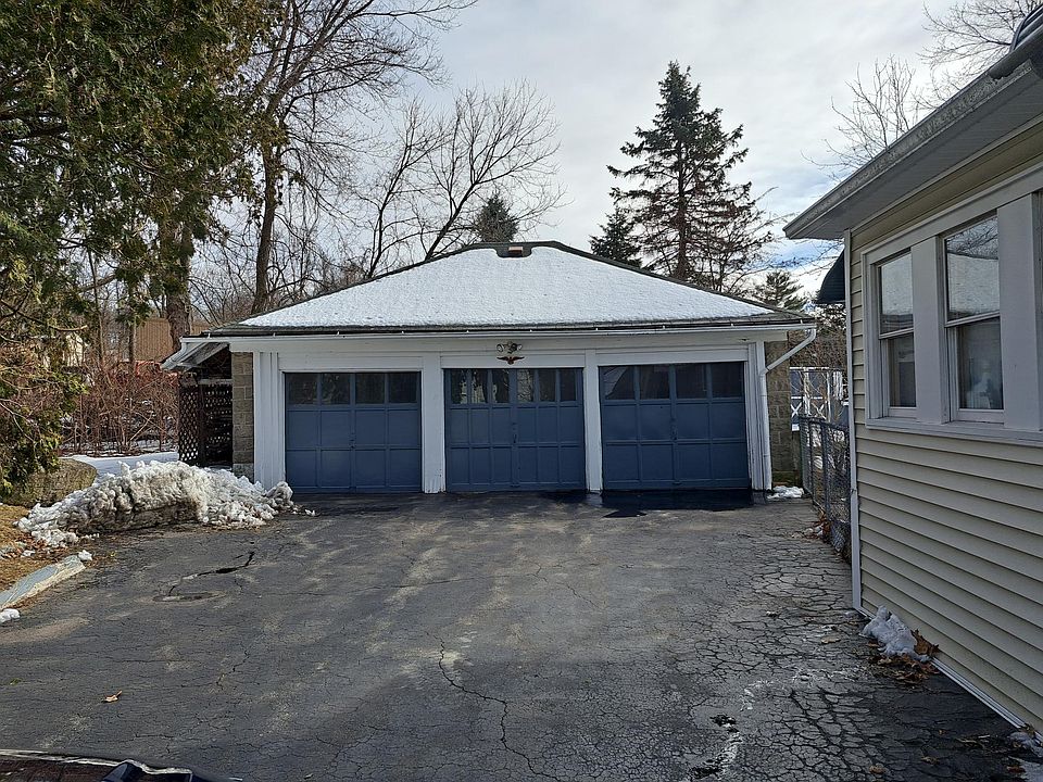 2nd image of 52 Sunderland Rd APT 2