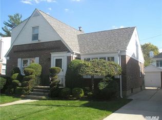 30 Irving Ln, New Hyde Park, NY 11040