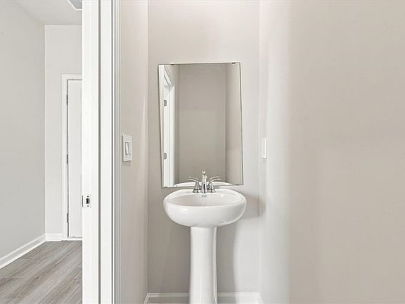 4th image of 102 Fair Cross Cir