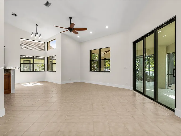 1087 Deerwood Ln — Photo 9