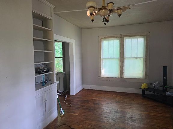 3rd image of 323 Main St