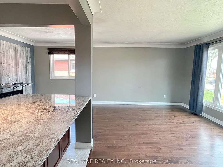 138 Welbourn Dr #UPPER — Photo 9