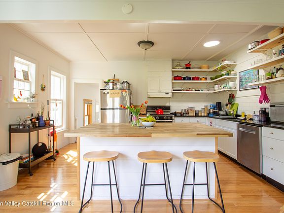 3rd image of 158 Hudson Avenue