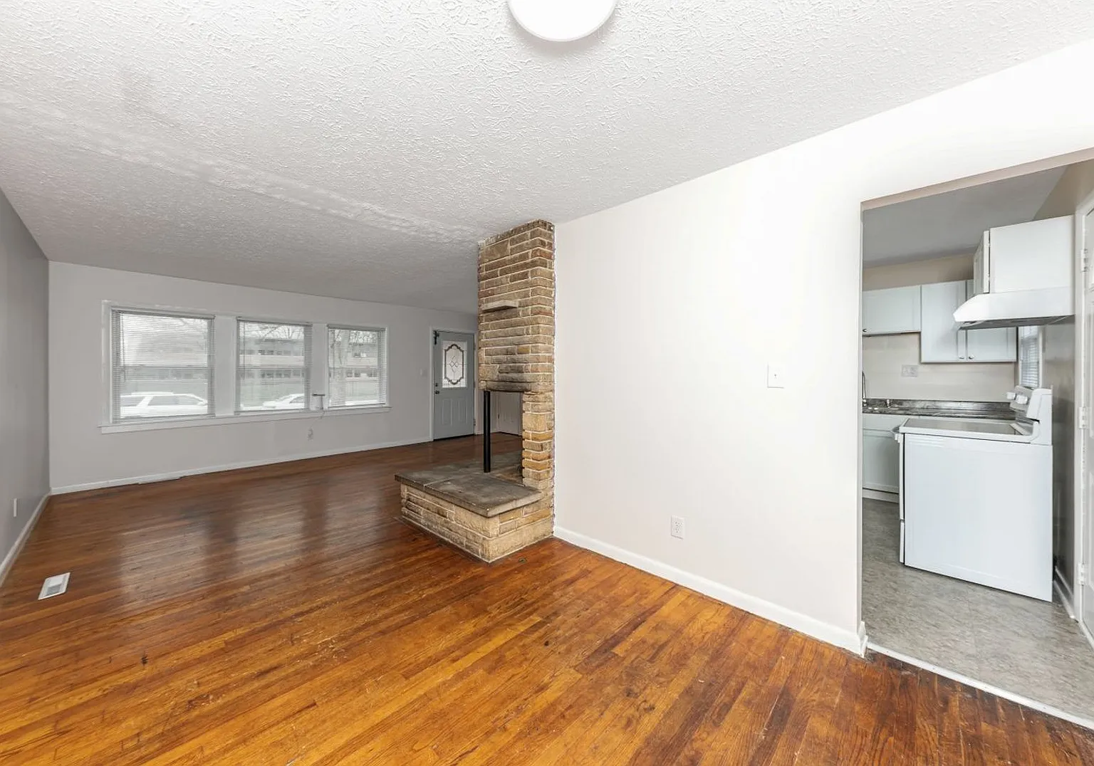 Coming Soon ...... Cozy 3 Bedroom Ranch — Photo 4