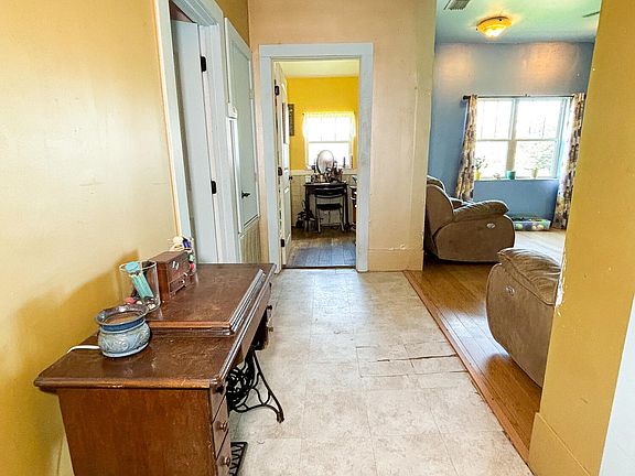 4th image of 102 Dogwood St