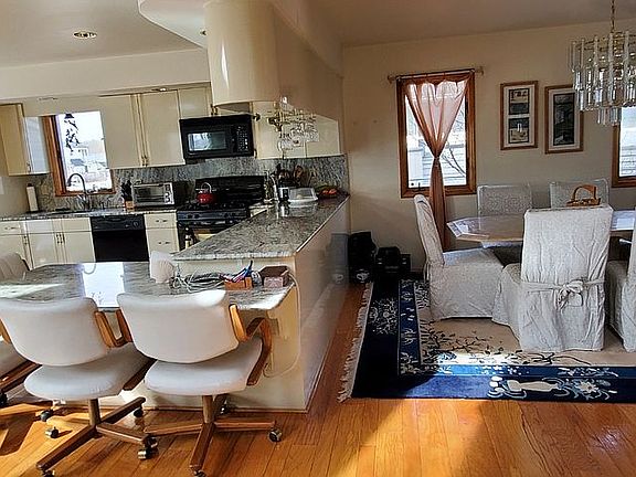 Eat-in Kitchen/Formal Dining