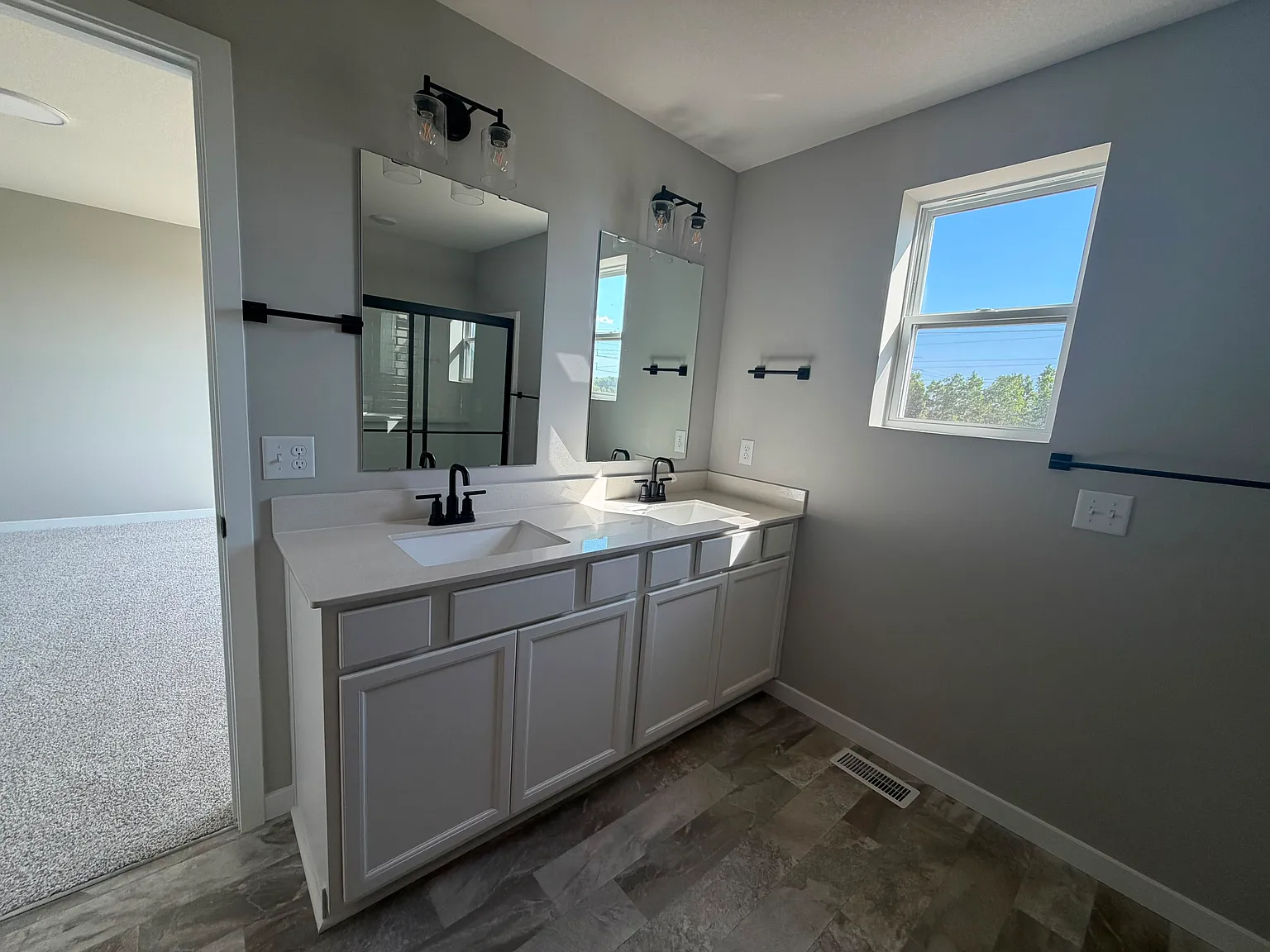 3 bed, 2020 sqft, $2,799 — Photo 4