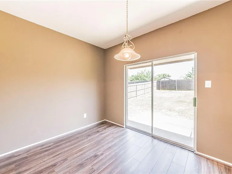 560 Griffith Dr — Photo 8