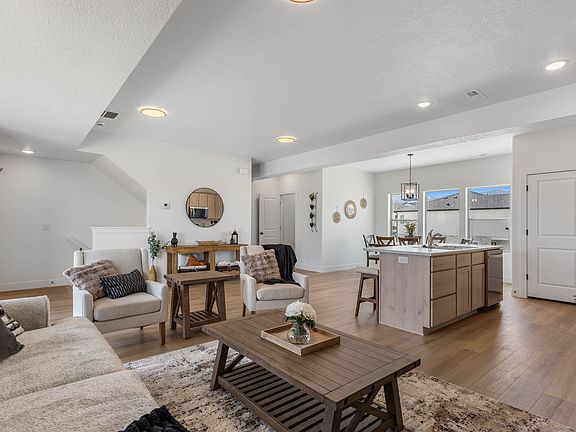 5th image of 640 W Caroles Way #6