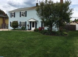 17 Turf Rd, Levittown, PA 19056