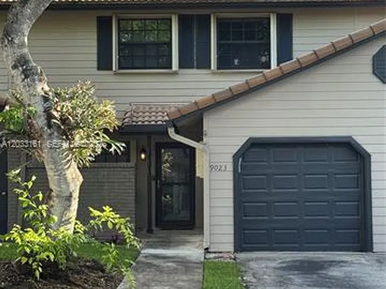 9023 Vineyard Lake Dr — Photo 1