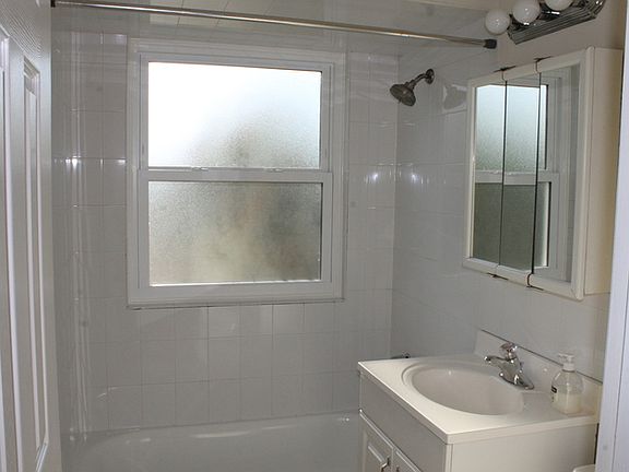3rd image of 10527 S Artesian Ave APT Gw