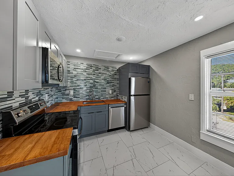 724 Bradley St — Photo 6