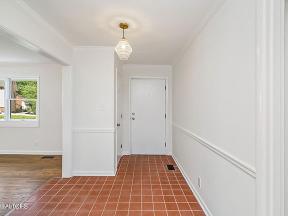 3rd image of 411 Hastings Ln