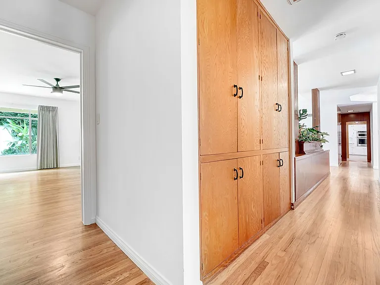 555 Amalfi Dr — Photo 28