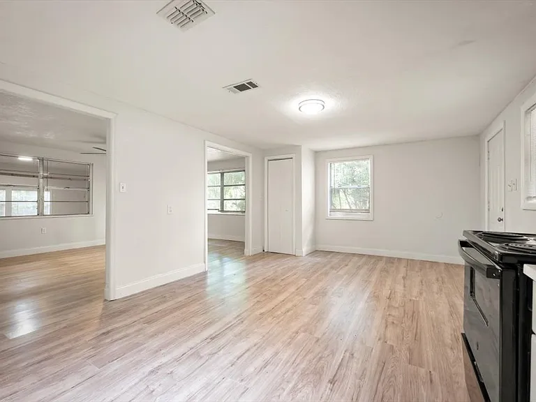 7903 New Kings Rd — Photo 5