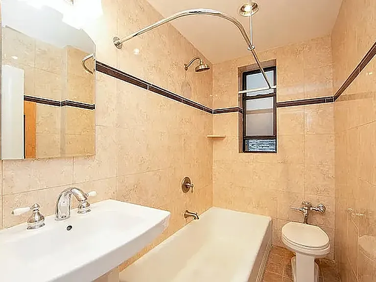 303 E 37th St #2A — Photo 4