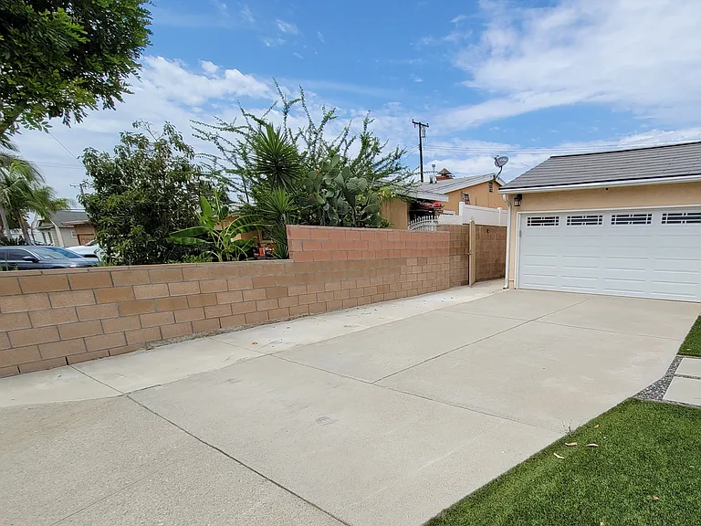 W Thelborn St — Photo 20
