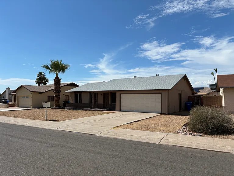 602 W Wickieup Ln — Photo 2