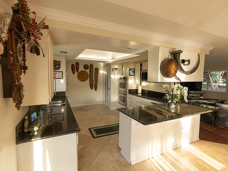 1050 Highland Dr — Photo 12