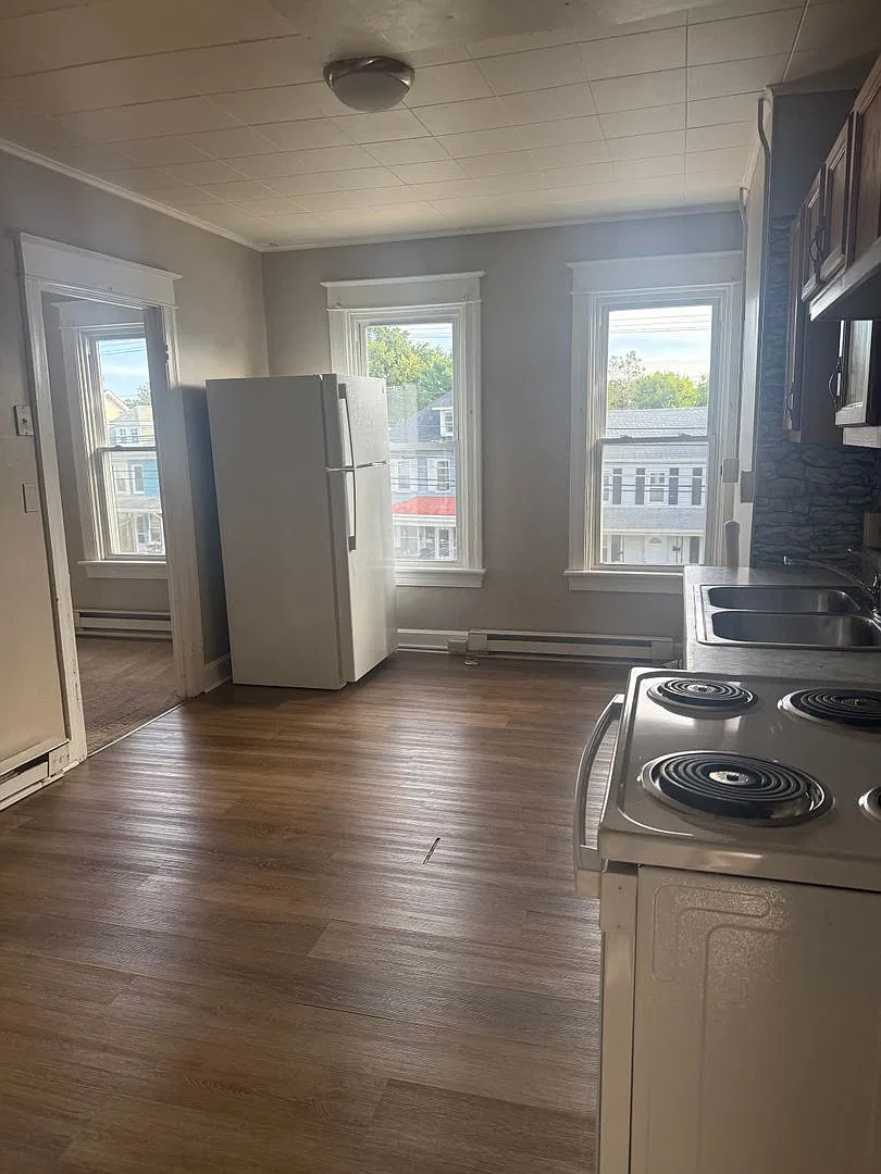 396 - 398 1/2 Bryan Place/901 - 903 Salem Avenue — Photo 4