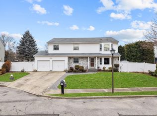 55 Waterman Ct, Babylon, NY 11702