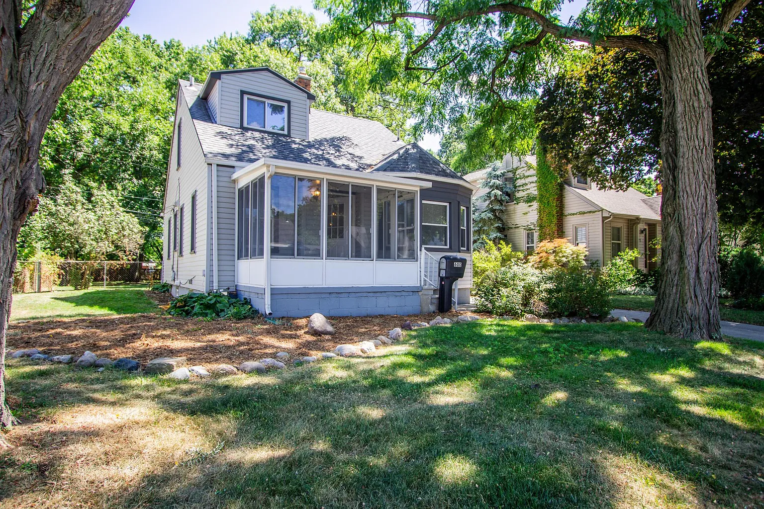 600 Allen St photo 1