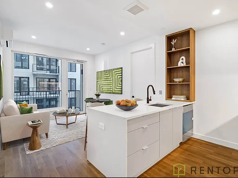 228 Berry St #7R — Photo 1
