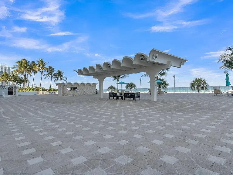 5701 Collins Ave #Penthouse 08 — Photo 41