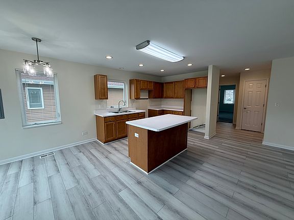 4th image of 922 W Bergera Rd