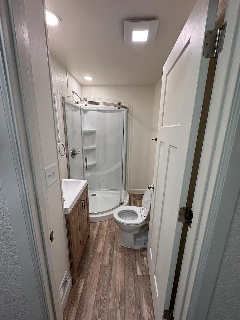 307 W 4th St - Lower — Photo 2
