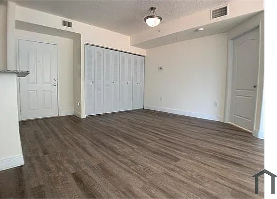 2 bed, 1050 sqft, $3,100 — Photo 3