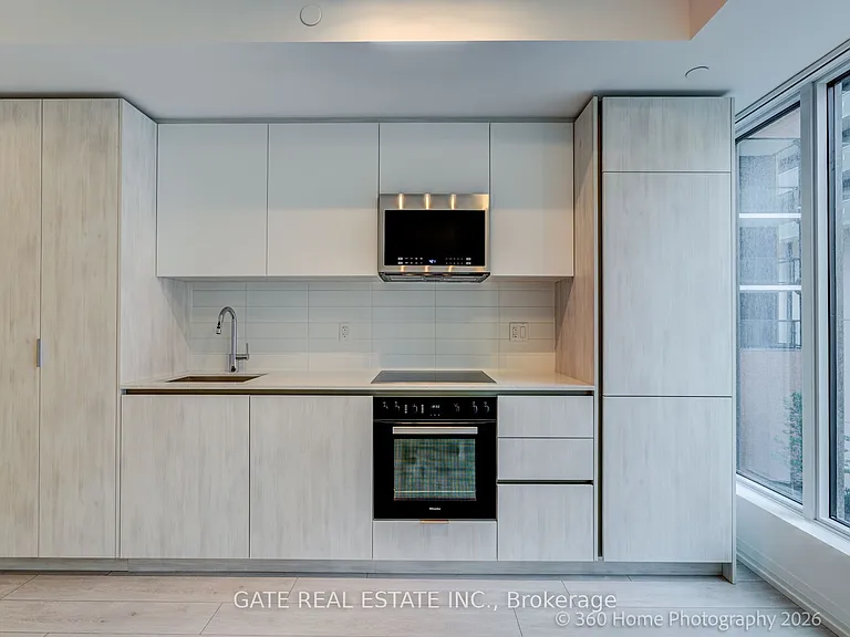 400 King St W #502 — Photo 3