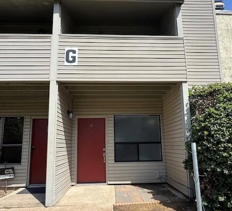 1900 Dartmouth St #G4