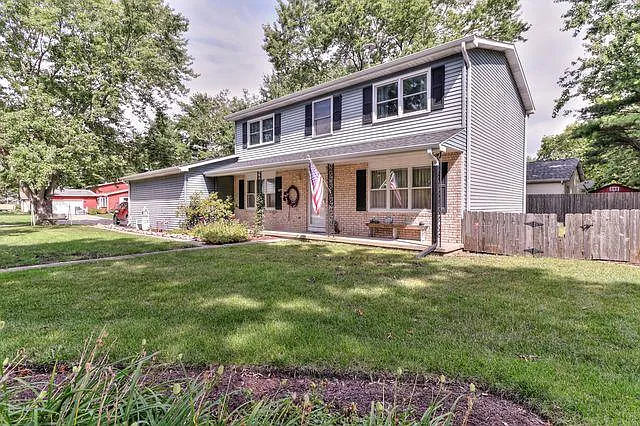 2504 Southmoor Dr photo 1