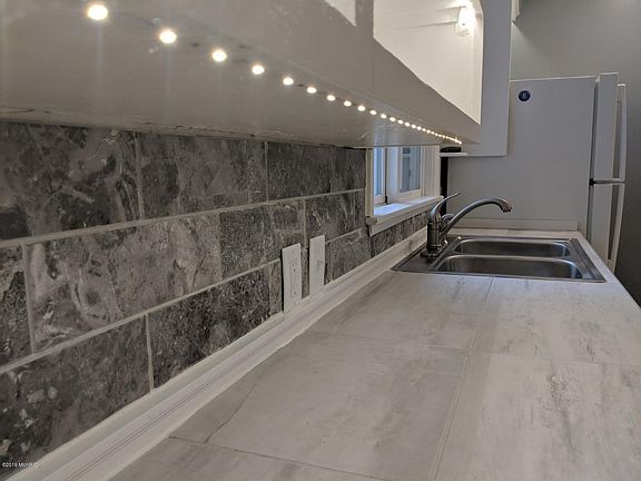 5th image of 411 Elizabeth St